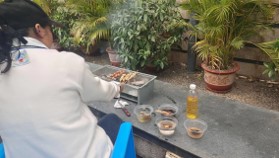 三八妇女节组织女员工烧烤！