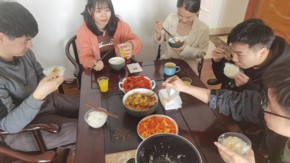 员工中午自己做饭，一起吃饭，公司...